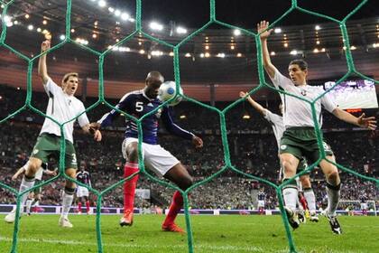 Gallas marca el gol mientras los defensores irlandeses piden la mano de Henry