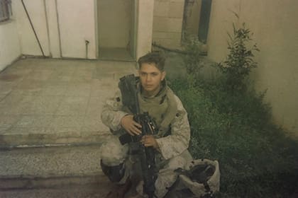 Gallego se registró en la Marina de Estados Unidos y sirvió en Irak en el 2005