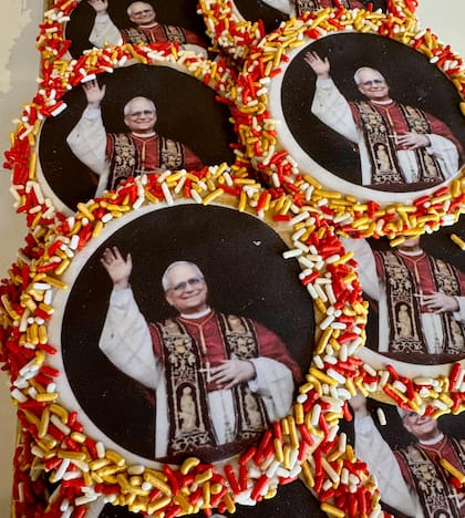 Galletas con la cara del Papa León XIV en Illinois