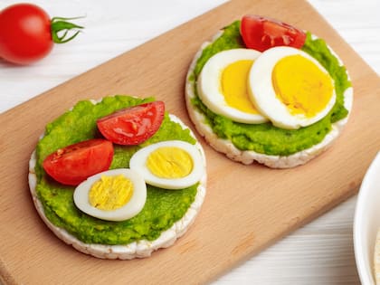 Galletas de arroz con palta, huevo duro y tomates cherry