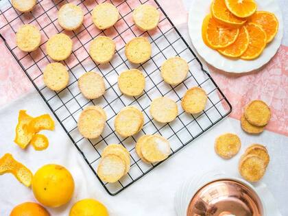 Galletitas con jugo de naranja.