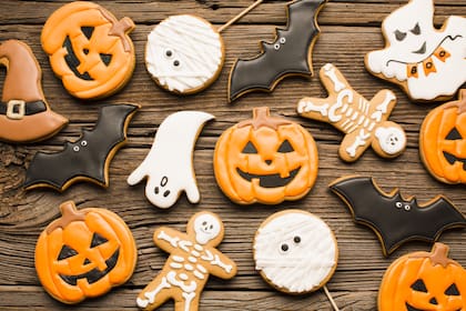 Galletitas decoradas con glasé real de formas icónicas de Halloween: calabazas, fantasmas, esqueletos, brujas y murciélagos.