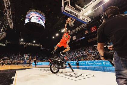 Gallizzi cerró su participación con un salto sobre una moto