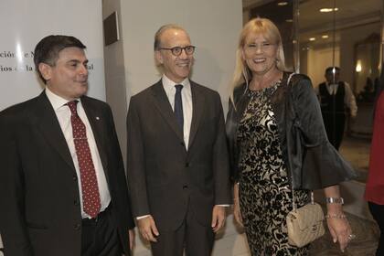 El presidente de la Asociación de Magistrados, Marcelo Gallo Tagle, junto al presidente de la Corte, Carlos Rosenkrantz, y la exministra de Justicia, Marcela Losardo, durante una cena, en 2019