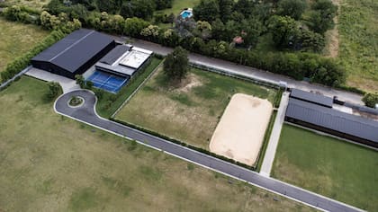 Galpón y cancha de tenis