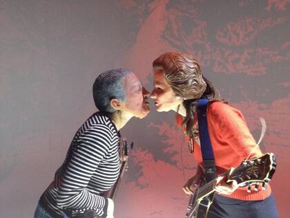 Galtieri y Margaret Thatcher, cara a cara. Veteranos ingleses y argentinos en medio del mismo campo escénico. Un campo de batalla devenido en un potente maquinaria teatral al servicio del recuerdo