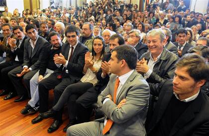 Kicillof, el primero de la derecha, y Miguel Galuccio, de traje claro, el día de la presentación como CEO de la compañía estatizada