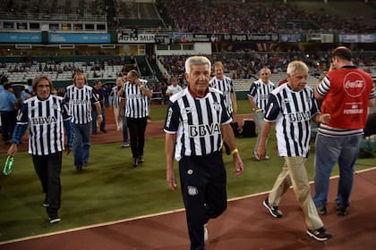 Galván al frente (a la izquierda de la imagen, Valencia), en uno de los homenajes de Talleres a sus 'glorias' de los años '70