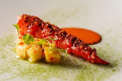 Gamba carabinero, vinagreta de cajú, cilantro, jugo de cabeza de camarón y leche de coco, parte del menú de once pasos basado en la lluvia