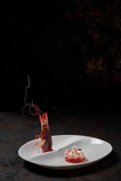 Gamba criolla, uno de los platos más celebrados del restaurante, de cocina fusión argentina y mediterránea: gambas de Dénia con chimichurri o salsa criolla.