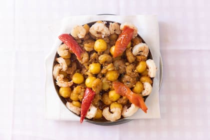 Gambas al ajillo, plato típico de España, en la Gran Taberna.