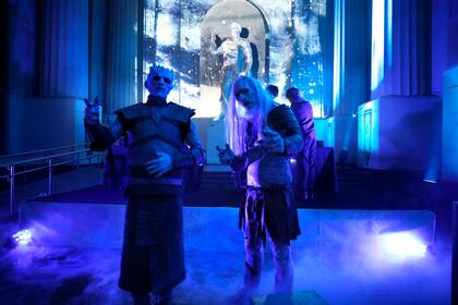 El Rey de la Noche y su secuaz, recibiendo a los invitados