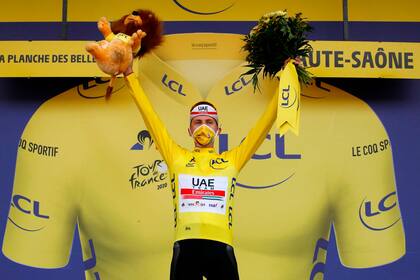 Tadej Pogacar celebraba con su maillot amarillo de líder general; esta vez la mascarilla no será exigida en el podio a los ciclistas.