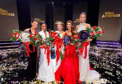 Ganadora de Miss América 2026 acompañada de las cuatro finalistas del certamen (Instagram/@missamerica)