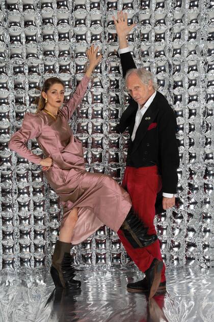 Ganadora del Martín Fierro en la categoría Mejor Actriz Protagonista de Ficción por su papel en Familia de diván, Carola Reyna se divirtió en el set de ¡HOLA! con su gran amor, Boy Olmi. Ella usó un diseño de Adrián Brown y botas de Rick Owens, mientras que el actor armó su look con prendas de su placard.