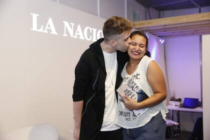 LIbro, foto y beso de Chris Pueyo se llevaron los ganadores de un concurso para conocer al autor español