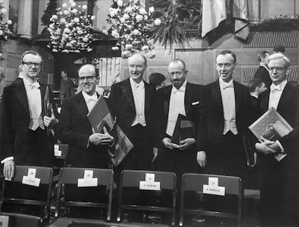 Ganadores del Nobel en 1962. De izquierda a derecha: el profesor Maurice H. Wilkins (Medicina); el Dr. Max Perutz (Química); el Dr. Francis Crick (Medicina); el escritor John Steinbeck (Literatura); el profesor James D. Watson (Medicina); y el Dr. John Kendrew (Química).