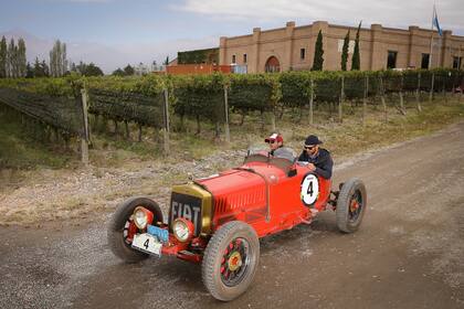 Ganadores. Lucas Argüelles y Tomás Huergo, a bordo del Fiat 520 de 1928, se impusieron en la competencia