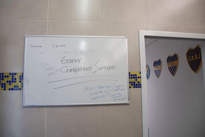 "Ganar. Campeones siempre", el mensaje escrito en la pizarra del vestuario de Primera de Boca Predio