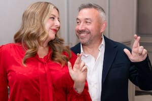 Son millonarios, pero él sigue repartiendo paquetes: la pareja que ganó la lotería dos veces