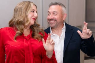 Son millonarios, pero él sigue repartiendo paquetes: la pareja que ganó la lotería dos veces