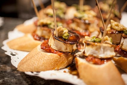 Queso de cabra caramelizado sobre tomate seco, en Gandarias.