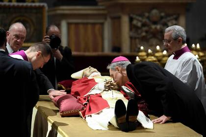 Ganswein se despide de Benedicto XVI