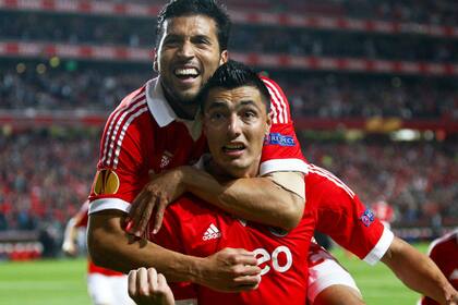 Garay y Cardozo festejando el 3-1