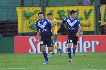 Garayalde (izquierda) festeja el gol, acompañado por Guidara
