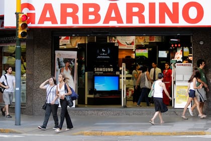Garbarino está en medio de una reestructuración de deuda con proveedores y podría ser vendida a un fondo