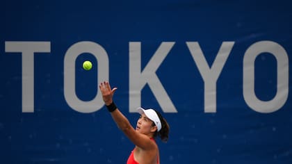 Garbine Muguruza de España sirve a Wang Qiang de China durante el partido de tenis de segunda ronda individual femenino de los Juegos Olímpicos de Tokio 2020 en el Ariake Tennis Park en Tokio el 26 de julio de 2021.