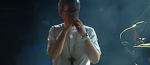 La inesperada aparición de García Cuerva en el show del 'cura DJ' y las frases del papa Francisco