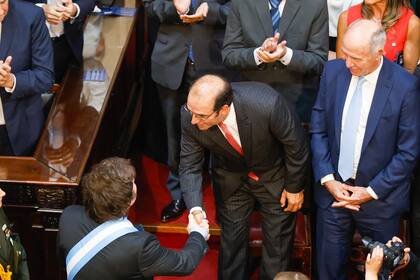 García-Mansilla saluda a Milei en el Congreso