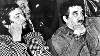 García Márquez (Der.) con Julio Cortázar (Izq.), en un encuentro literario en Europa.

Foto: Archivo EL TIEMPO