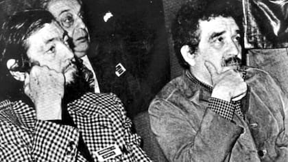 García Márquez (Der.) con Julio Cortázar (Izq.), en un encuentro literario en Europa.
Foto: Archivo EL TIEMPO