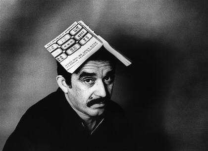 García Márquez posa con un ejemplar de la primera edición de "Cien años de soledad"
