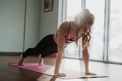 García Martín aconseja hacer la plancha alta con los brazos estirados