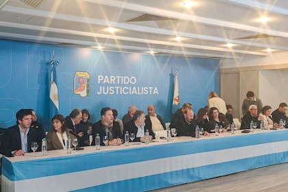 García, Menéndez, Mayans, Manzur e Insfrán, entre los dirigentes reunidos en la sede del PJ