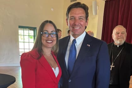 García-Roves junto al gobernador de Florida, Ron DeSantis