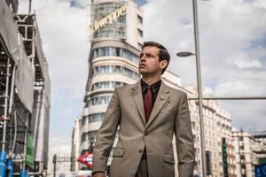 Acción y humor en una serie sobre un superagente franquista que reaparece en la España actual