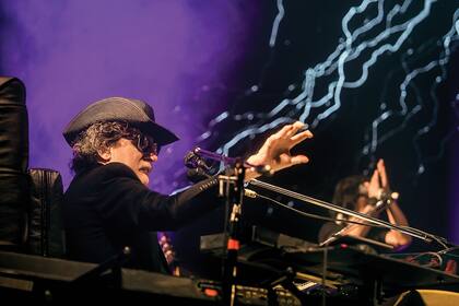 García y La Torre de Tesla en el Teatro Coliseo, el 15 de febrero. “Me gustan los inventores”, dice Charly. “Y Tesla es sinónimo de utopía. El tipo soñaba algo y al otro día lo hacía”