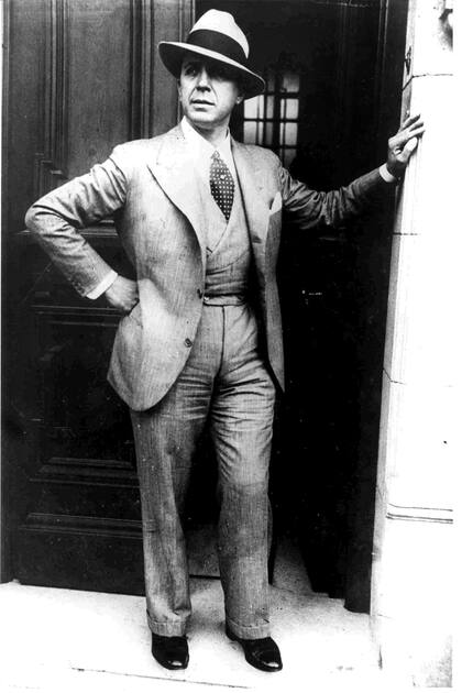 Gardel en la puerta de su casa del Abasto, sobre la calle Jean Jaures