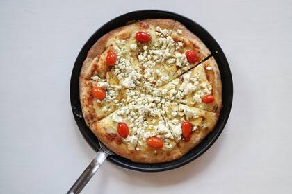 Gardel Eterno, una de las pizzas especiales de Roma a base de muzzarella, queso brie, ricota, tomillo, tomates cherrys confitados y aceite de oliva