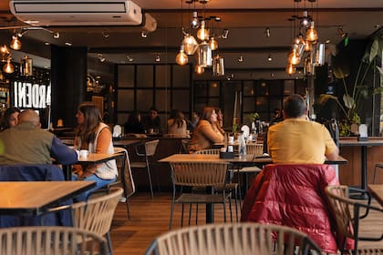 Salón del Hotel Garden Park, frente al Parque 9 de Julio.