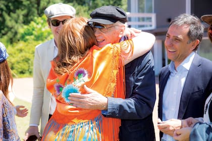 Julio Le Parc, uno de los artistas argentinos más cotizados, fue el invitado sorpresa. Esa misma mañana, el mendocino de 90 años había aterrizado en Buenos Aires, proveniente de París, su ciudad adoptiva. 