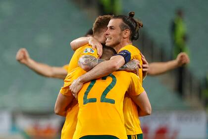 Gareth Bale abraza a sus compañeros en el triunfo de Gales sobre Turquía por 2 a 0 en el duelo de la Eurocopa