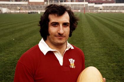 Gareth Edwards se mantuvo activo con Cardiff y la selección galesa hasta su retiro en 1978; es considerado por varios expertos del deporte como el mejor jugador de la historia del rugby