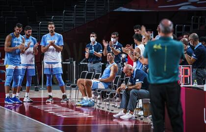 Garino es uno de todos los que aplauden a Luis Scola en la "sentimental" y "honesta" celebración de su carrera en el básquetbol: el capitán se despide de la selección argentina, en Tokio 2020.