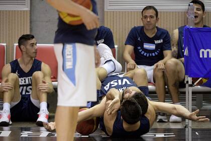 Garino y Campazzo se divierten, Deck los fotografía. La distensión antes de la última batalla.