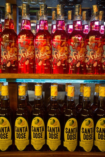 "Garrafas" de cachaça en Carvalheira, una de las mejores cachaçerías de Brasil.